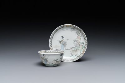 Een Chinese grisaille kop en schotel met Lan Caihe, Yongzheng