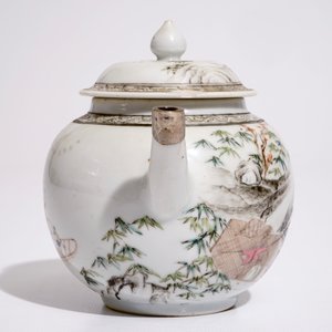 Een Chinese grisaille-rose theepot met deksel en zilveren montuur, Yongzheng — foto 2