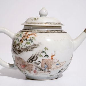 Een Chinese grisaille-rose theepot met deksel en zilveren montuur, Yongzheng — foto 3