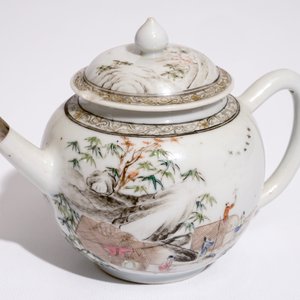 Een Chinese grisaille-rose theepot met deksel en zilveren montuur, Yongzheng — foto 7