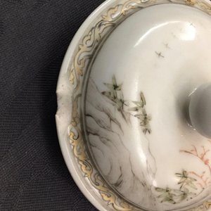 Een Chinese grisaille-rose theepot met deksel en zilveren montuur, Yongzheng — foto 8
