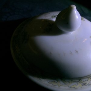 Een Chinese grisaille-rose theepot met deksel en zilveren montuur, Yongzheng — foto 9
