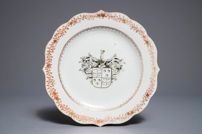 Een Chinese grisaille schotel voor de Belgische markt met wapen van Reubs-de Dobbeleer, Qianlong