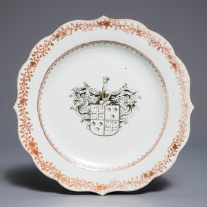 Een Chinese grisaille schotel voor de Belgische markt met wapen van Reubs-de Dobbeleer, Qianlong — foto 1