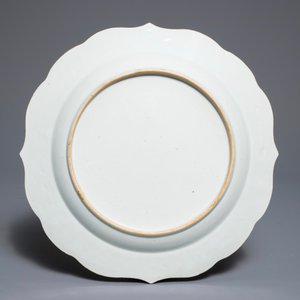 Een Chinese grisaille schotel voor de Belgische markt met wapen van Reubs-de Dobbeleer, Qianlong — foto 2