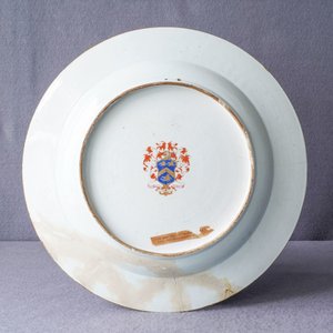 Een Chinese grisaille 'Terugkomst van de jacht' schotel met wapenschild achteraan, Qianlong — foto 4