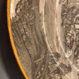 Een Chinese grisaille 'Terugkomst van de jacht' schotel met wapenschild achteraan, Qianlong — foto 6