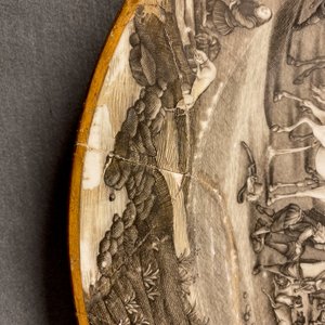 Een Chinese grisaille 'Terugkomst van de jacht' schotel met wapenschild achteraan, Qianlong — foto 7