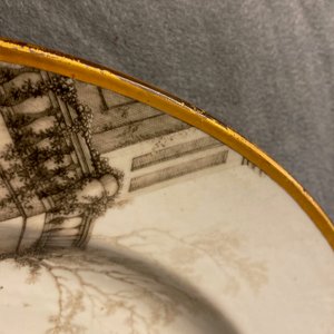 Een Chinese grisaille 'Terugkomst van de jacht' schotel met wapenschild achteraan, Qianlong — foto 8