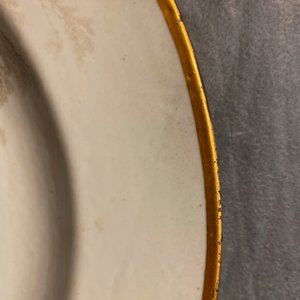 Een Chinese grisaille 'Terugkomst van de jacht' schotel met wapenschild achteraan, Qianlong — foto 9