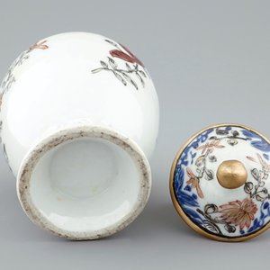 Een Chinese grisaille theebus met deksel en floraal decor, Yongzheng/Qianlong — foto 2