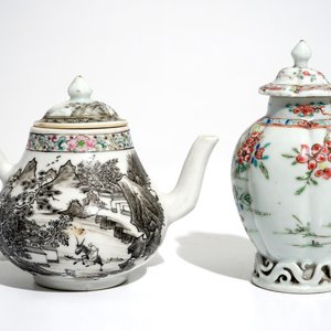 Een Chinese grisaille theepot en een famille rose theebus, Yongzheng — foto 3