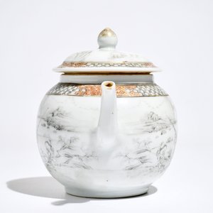 Een Chinese grisaille theepot met decor van Europeanen, Yongzheng — foto 2