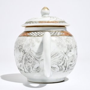 Een Chinese grisaille theepot met decor van Europeanen, Yongzheng — foto 4