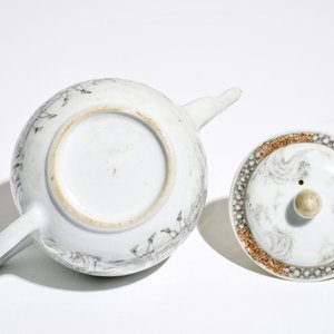 Een Chinese grisaille theepot met decor van Europeanen, Yongzheng — foto 6
