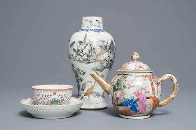 Een Chinese grisaille vaas, een famille rose 'mandarijnen' theepot en een opengewerkte kop en schotel, Yongzheng/Qianlong