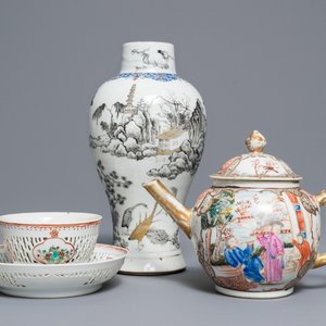 Een Chinese grisaille vaas, een famille rose 'mandarijnen' theepot en een opengewerkte kop en schotel, Yongzheng/Qianlong — foto 1