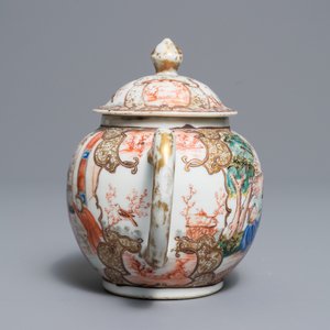 Een Chinese grisaille vaas, een famille rose 'mandarijnen' theepot en een opengewerkte kop en schotel, Yongzheng/Qianlong — foto 17