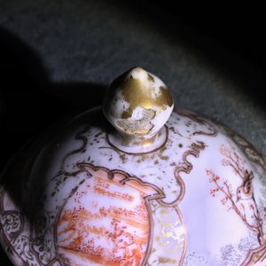 Een Chinese grisaille vaas, een famille rose 'mandarijnen' theepot en een opengewerkte kop en schotel, Yongzheng/Qianlong — foto 22
