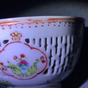Een Chinese grisaille vaas, een famille rose 'mandarijnen' theepot en een opengewerkte kop en schotel, Yongzheng/Qianlong — foto 30