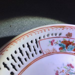 Een Chinese grisaille vaas, een famille rose 'mandarijnen' theepot en een opengewerkte kop en schotel, Yongzheng/Qianlong — foto 32