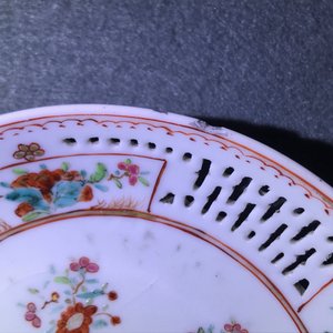 Een Chinese grisaille vaas, een famille rose 'mandarijnen' theepot en een opengewerkte kop en schotel, Yongzheng/Qianlong — foto 35