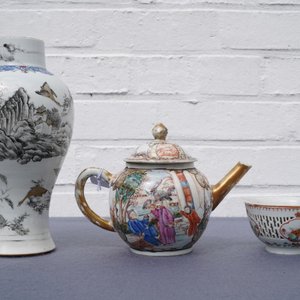 Een Chinese grisaille vaas, een famille rose 'mandarijnen' theepot en een opengewerkte kop en schotel, Yongzheng/Qianlong — foto 39