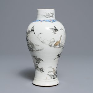 Een Chinese grisaille vaas, een famille rose 'mandarijnen' theepot en een opengewerkte kop en schotel, Yongzheng/Qianlong — foto 4