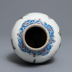 Een Chinese grisaille vaas, een famille rose 'mandarijnen' theepot en een opengewerkte kop en schotel, Yongzheng/Qianlong — foto 7