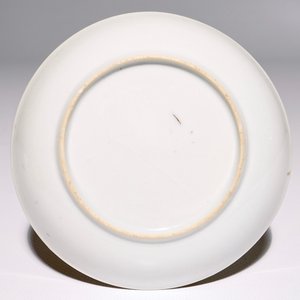 Een Chinese grisaille, vergulde en ijzerrode kop en schotel met romantisch decor, Qianlong — foto 3