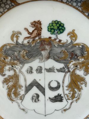 Een Chinese grisaille wapenschotel en twee borden voor de Engelse, Nederlandse en Schotse markt, Qianlong — foto 11