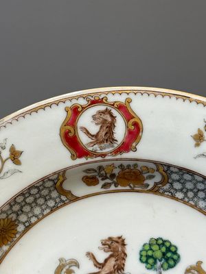 Een Chinese grisaille wapenschotel en twee borden voor de Engelse, Nederlandse en Schotse markt, Qianlong — foto 12