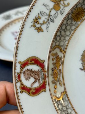 Een Chinese grisaille wapenschotel en twee borden voor de Engelse, Nederlandse en Schotse markt, Qianlong — foto 14