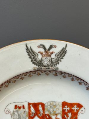 Een Chinese grisaille wapenschotel en twee borden voor de Engelse, Nederlandse en Schotse markt, Qianlong — foto 4