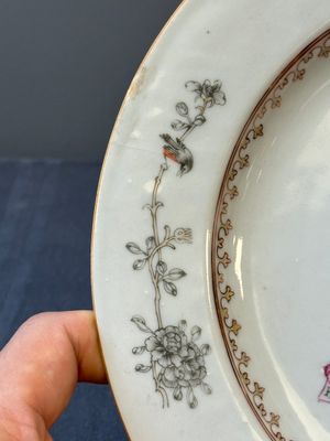 Een Chinese grisaille wapenschotel en twee borden voor de Engelse, Nederlandse en Schotse markt, Qianlong — foto 6