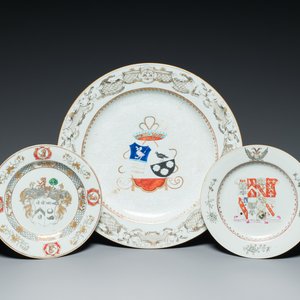 Een Chinese grisaille wapenschotel en twee borden voor de Engelse, Nederlandse en Schotse markt, Qianlong — foto 1