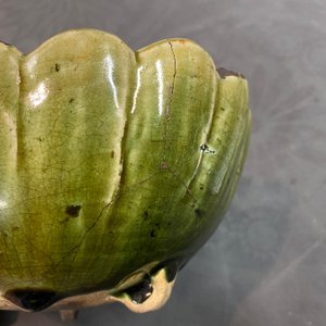 Een Chinese groen geglazuurde driepotige 'narcis' kom, wellicht Song — foto 9