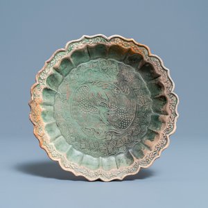 Een Chinese groen-geglazuurde lotusvormige 'feniksen' schotel, Yuan — foto 1