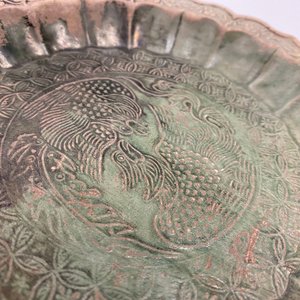 Een Chinese groen-geglazuurde lotusvormige 'feniksen' schotel, Yuan — foto 11