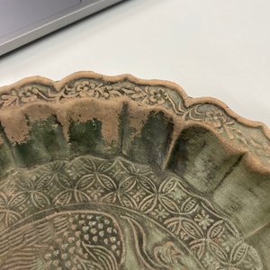 Een Chinese groen-geglazuurde lotusvormige 'feniksen' schotel, Yuan — foto 6