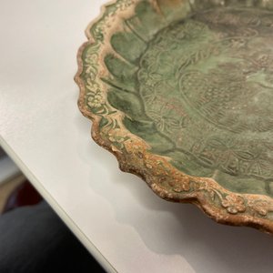 Een Chinese groen-geglazuurde lotusvormige 'feniksen' schotel, Yuan — foto 9