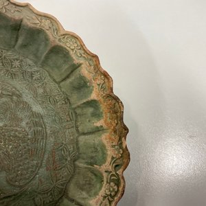 Een Chinese groen-geglazuurde lotusvormige 'feniksen' schotel, Yuan — foto 10