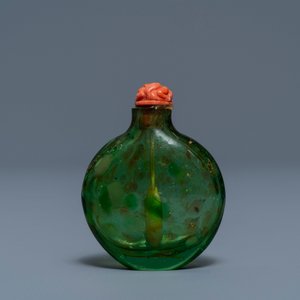 Een Chinese groene glazen snuiffles met biotiet, Keizerlijke Glasmanufactuur, Peking, 1730-1840 — foto 2