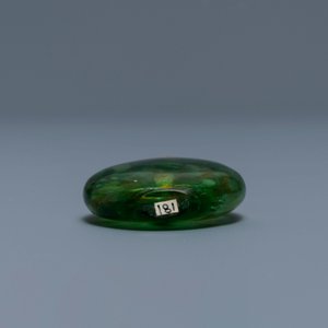 Een Chinese groene glazen snuiffles met biotiet, Keizerlijke Glasmanufactuur, Peking, 1730-1840 — foto 4