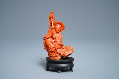 Een Chinese groep in rood koraal met een jongen met papegaai, 19/20e eeuw