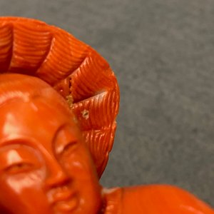 Een Chinese groep in rood koraal met een jongen met papegaai, 19/20e eeuw — foto 15