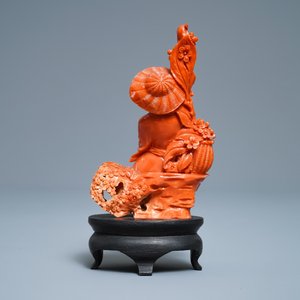Een Chinese groep in rood koraal met een jongen met papegaai, 19/20e eeuw — foto 4