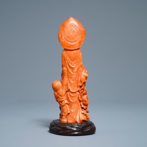 Een Chinese groep in rood koraal met Guanyin met kind, 19e eeuw — foto 4