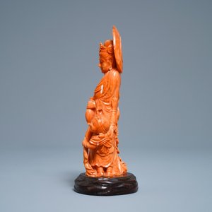 Een Chinese groep in rood koraal met Guanyin met kind, 19e eeuw — foto 5
