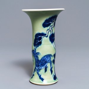 Een Chinese gu vaas met blauwwit en onderglazuur rood decor op celadon fondkleur, Kangxi — foto 3